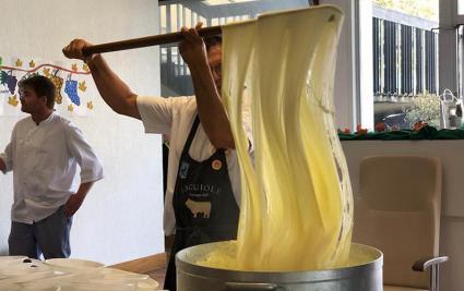 L'aligot du repas des vendanges à Perréal offert et organisé par l'équipe des VMEH