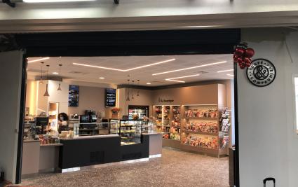 Nouvelle cafétériat dans le hall de l'hôpital