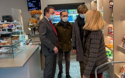 Nouvelle cafétériat dans le hall de l'hôpital, visite de Monsieur le Maire de la ville et de Madame la Députée