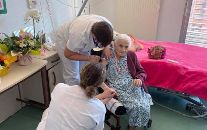 Yvonne, première patiente vaccinée contre la covid-19 au CH de Béziers