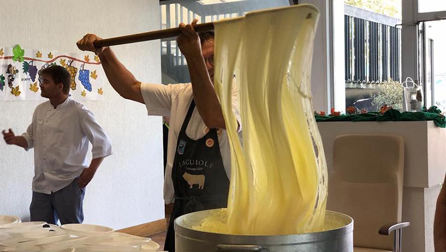 L'aligot du repas des vendanges à Perréal offert et organisé par l'équipe des VMEH