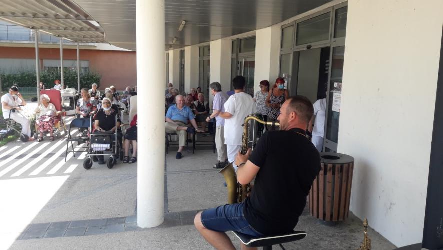 Récital de saxophone offert aux résidents de l'EHPAD La Pinède