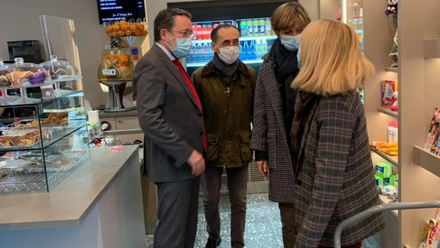 Nouvelle cafétériat dans le hall de l'hôpital, visite de Monsieur le Maire de la ville et de Madame la Députée